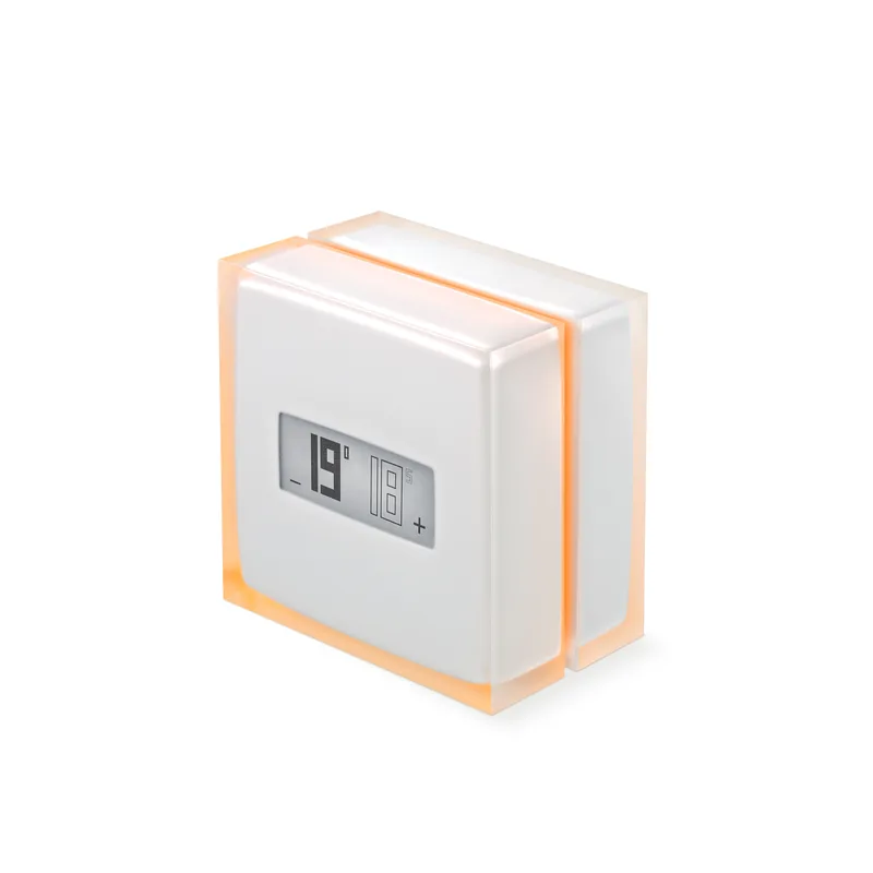 Thermostat Intelligent Netatmo blanc à bords orangés lumineux, écran numérique affichant 19 degrés, sur fond blanc