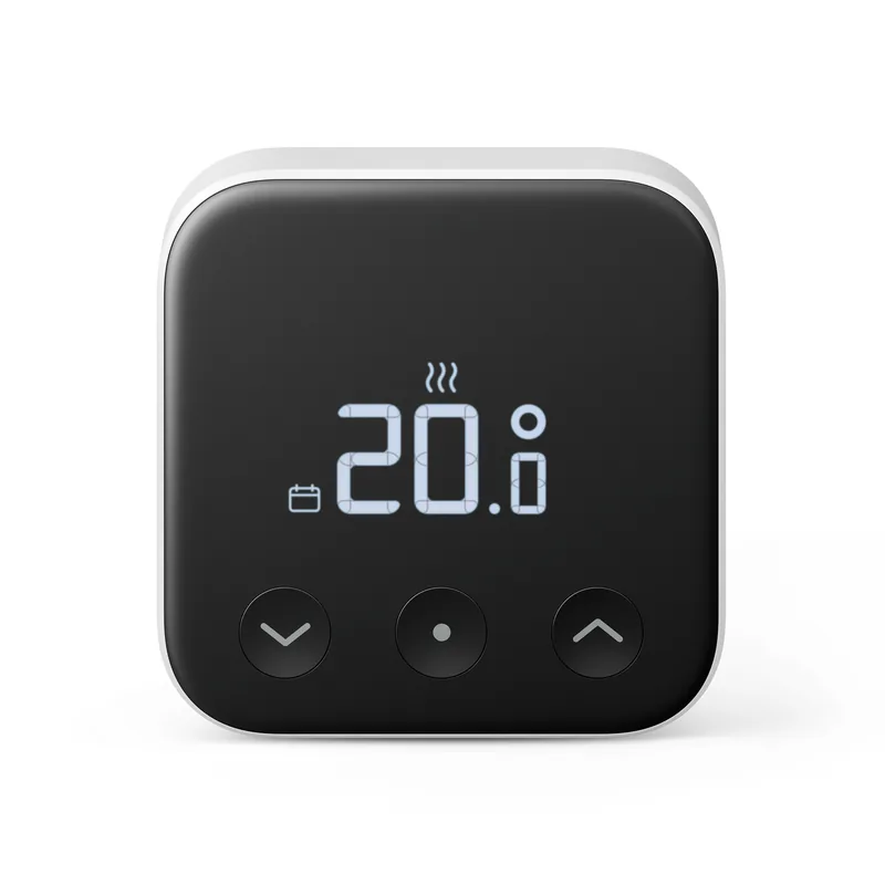 Thermostat Intelligent X tado° filaire, carré noir à liseré blanc, écran affichant 20.0 degrés, trois boutons, fond neutre.